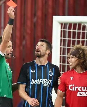 Marlon Fossey rood weggestuurd na gevaarlijk spel op Tzolis (video)