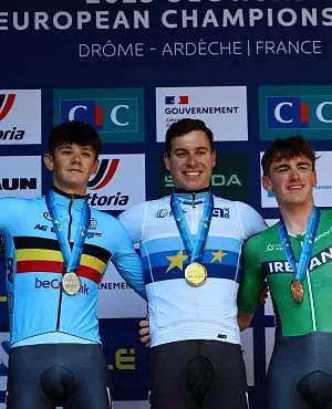 Brons bij de dames, goud en zilver bij de mannen: Belgische beloften schitteren op het EK tijdrijden