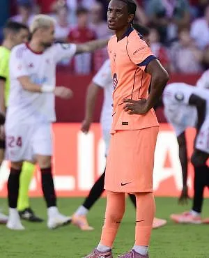 «Het slechtste Barça van het Flick-tijdperk»: Barcelona onder vuur na zware nederlaag in Sevilla!
