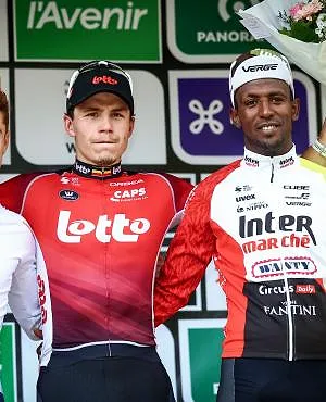 “Arnaud De Lie hoopt dat hij blijft”: Wat brengt de toekomst voor Biniam Girmay na de fusie tussen Lotto en Intermarché?
