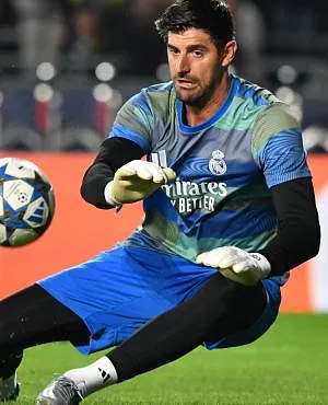Thibaut Courtois raakt geblesseerd aan de knie na een redding en is woedend: “Hij heeft het recht om boos te zijn”
