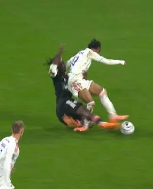 Fofana van het veld gedragen in tranen na zware tackle: eerste nieuws over zijn blessure!