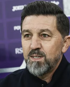 Besnik Hasi gefocust op Anderlecht: «We kijken voorlopig niet te veel naar de punten van anderen»