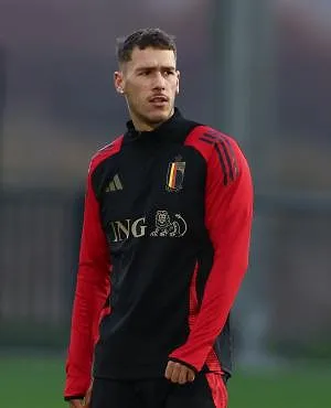 Lucas Stassin (Saint-Etienne) staat aan de zijlijn met kuitblessure