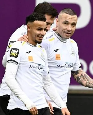 Radja Nainggolan trouw aan zichzelf: zijn laatste doelpunt is een ware parel