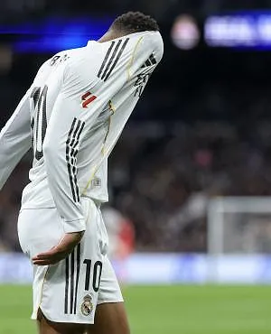 Met knieblessure: Kylian Mbappé kan duel tegen Manchester City missen