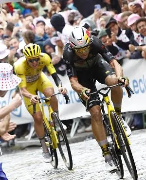 « Het was een gok »: Wout van Aert onthult de truc waarmee hij Pogacar klopte op Montmartre!