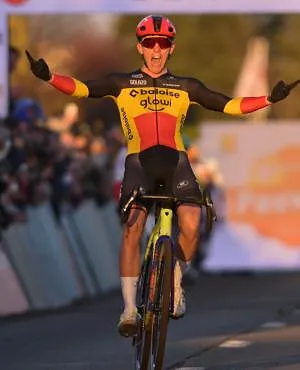 WB veldrijden Dendermonde : belgisch kampioen Thibau Nys is snelste in razendsnelle cross