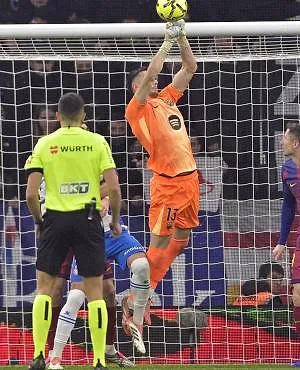 Supporters van Espanyol zorgen voor een vurige ontvangst voor Joan ‘de Rat’ Garcia, maar Barça pakt de derby