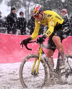 Van Aert geopereerd na val: hersteltijd zeer onzeker