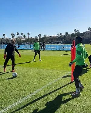 Matthieu Epolo al 100% gefocust op Standard na de Afrika Cup: “Hij schakelde meteen om” (video)