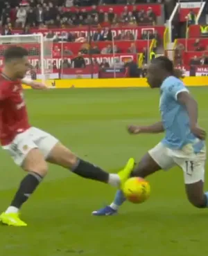 Jérémy Doku slachtoffer van een zware tackle op zijn knie: geen rode kaart voor zijn tegenstander (video)