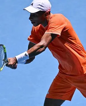 Eerste verrassing op de Australian Open: Auger-Aliassime geeft op in de eerste ronde vanwege krampen