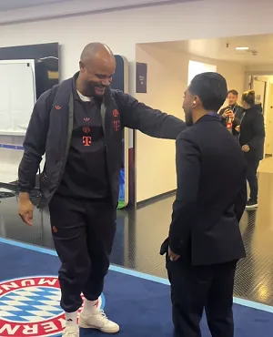 “Heb jij nu een baard?”: mooie beelden van de hereniging tussen Kompany en Ait El Hadj (video)