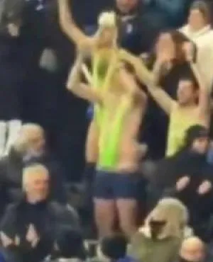 Drie Brugse supporters tot zondag opgesloten in Kazachstan omdat ze zich als Borat verkleedden!