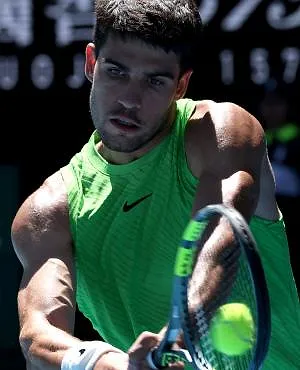 Australian Open: Alcaraz stoot vlot door naar achtste finales, Medvedev heeft vijf sets nodig