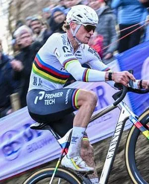 Van der Poel zet zijn perfecte winter voort: zege in Maasmechelen