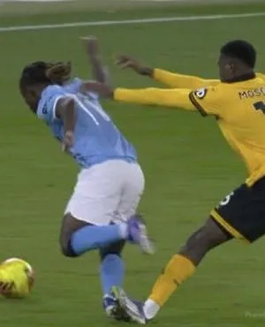Jérémy Doku opnieuw slachtoffer van een zware tackle, Pep Guardiola is woedend