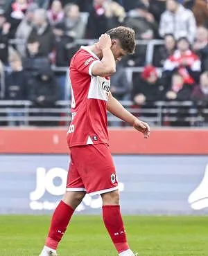 Tegenslag voor Antwerp: Rein Van Helden, pas aangekomen bij de club, raakt geblesseerd tegen Charleroi