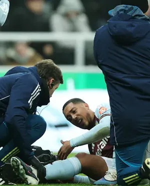 Aston Villa houdt zijn adem in: Youri Tielemans zwaar geblesseerd aan zijn enkel