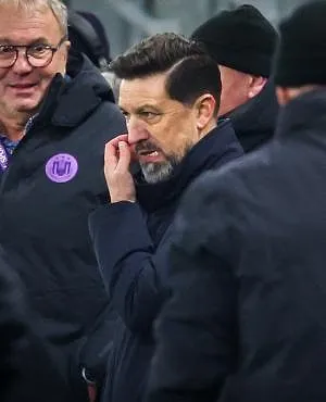 Besnik Hasi zeer kritisch: « De drie spelers achter de aanvaller waren nergens te bekennen »