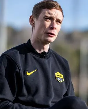 Jonas Vingegaard valt tijdens training door toedoen van amateurwielrenner: “Laat de wielrenners trainen”