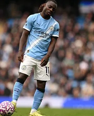 Jérémy Doku levert twee assists af, maar moet geblesseerd naar de kant