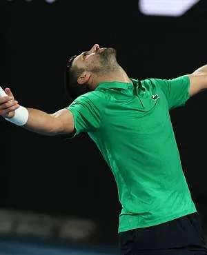 Stratospherisch Novak Djokovic wint in 5 sets van dubbel titelverdediger Jannik Sinner