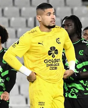 Ongelofelijke fout van de doelman van Cercle Brugge, die hem een uitsluiting opleverde!