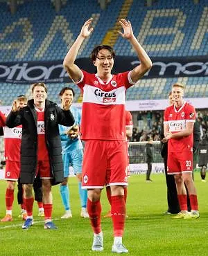 Cercle Brugge al snel met tien man en onderuit tegen Antwerp (0-4)