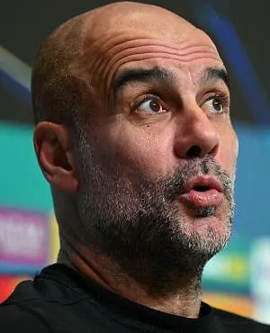 Guardiola ironiseert over transfers van City: «Ik begrijp niet waarom de club niet meer geld uitgeeft»