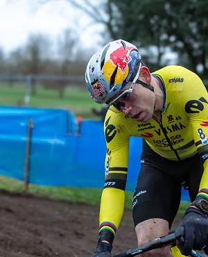 Wout van Aert boekt vooruitgang in zijn revalidatie en nadert zijn comeback: hij trekt op hoogtestage