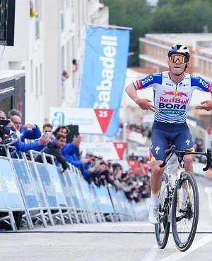 Remco Evenepoel vliegt over de Spaanse cols en wint de 4e etappe van de Ronde van Valencia