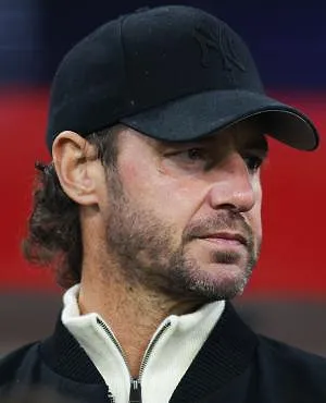 « Ze stonden achter Besnik Hasi… Maar om zich te verstoppen! » : Renard haalt uit naar spelers van Anderlecht