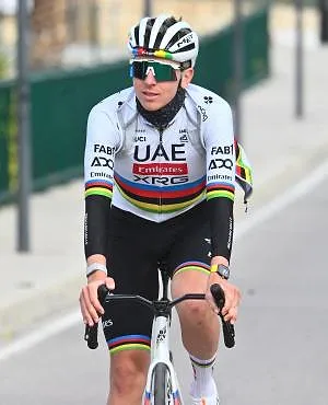 « Wacht je twee minuten of steek je je middelvinger op ? » : Pogacar geïrriteerd door fan bij fotoverzoek