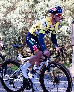 Nog maar net aangekomen in de Emiraten, en bij 38 graden, zit Remco Evenepoel alweer op de fiets
