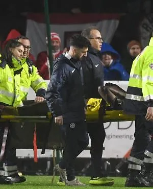 Promise David op draagberrie afgevoerd na zeer zware botsing