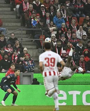 Met een fenomenale omhaal schaart Ragnar Ache zich bij de favorieten voor de Puskás Award