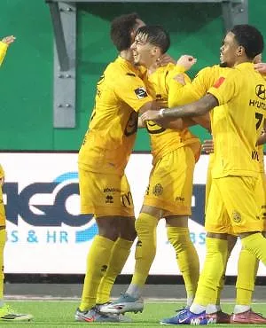 Mechelen wint bij La Louvière dat met tien man eindigt (0-2) en neemt stevige optie op de Play-offs