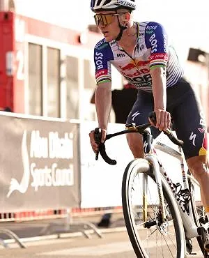 “Je hoeft je absoluut geen zorgen te maken”: Philippe Gilbert neemt Remco Evenepoel in bescherming! (video)