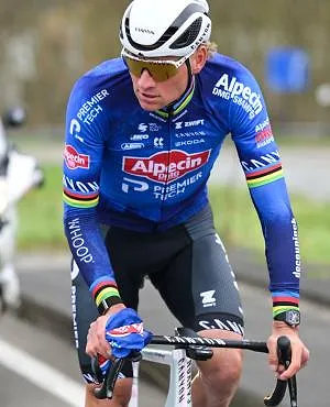 Het ongelooflijke reflex van Mathieu Van der Poel om een val te vermijden in de Omloop