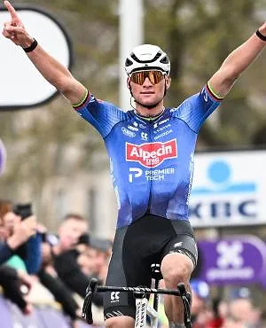 Mathieu van der Poel schittert en wint de Omloop Het Nieuwsblad!