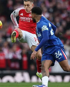 Trossard en Arsenal trappen niet in de val van Chelsea en houden City op vijf punten