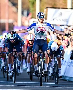 Jordi Meeus zegeviert in Le Samyn, Wout van Aert opnieuw achtervolgd door pech