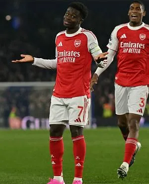 Arsenal blijft op titelkoers, Man City stuit bij rentree Doku op Nottingham en Sels