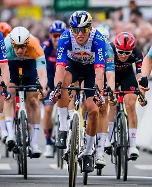 Max Kanter grijpt de bloemen in tweede etappe Parijs-Nice, Jasper Stuyven op het podium