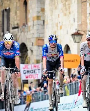 Mathieu van der Poel zegeviert nipt in tweede etappe Tirreno-Adriatico