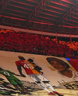 “Wij zijn een familie, en familie is alles”: het prachtige tifo van de Galatasaray-supporters voor Osimhen