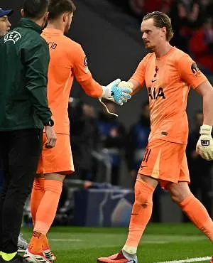 Twee fouten en gewisseld in de 17e minuut: nachtmerrieavond voor Kinsky, Tudor zwaar bekritiseerd voor zijn keuze