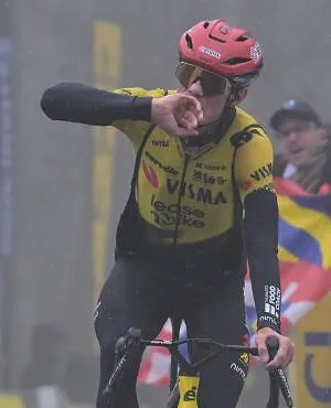 Jonas Vingegaard grijpt de gele trui in Parijs-Nice!